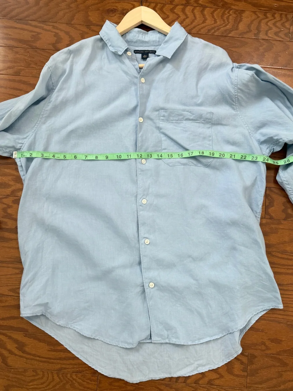 Banana Republic men’s light blue linen button up shirt size L
